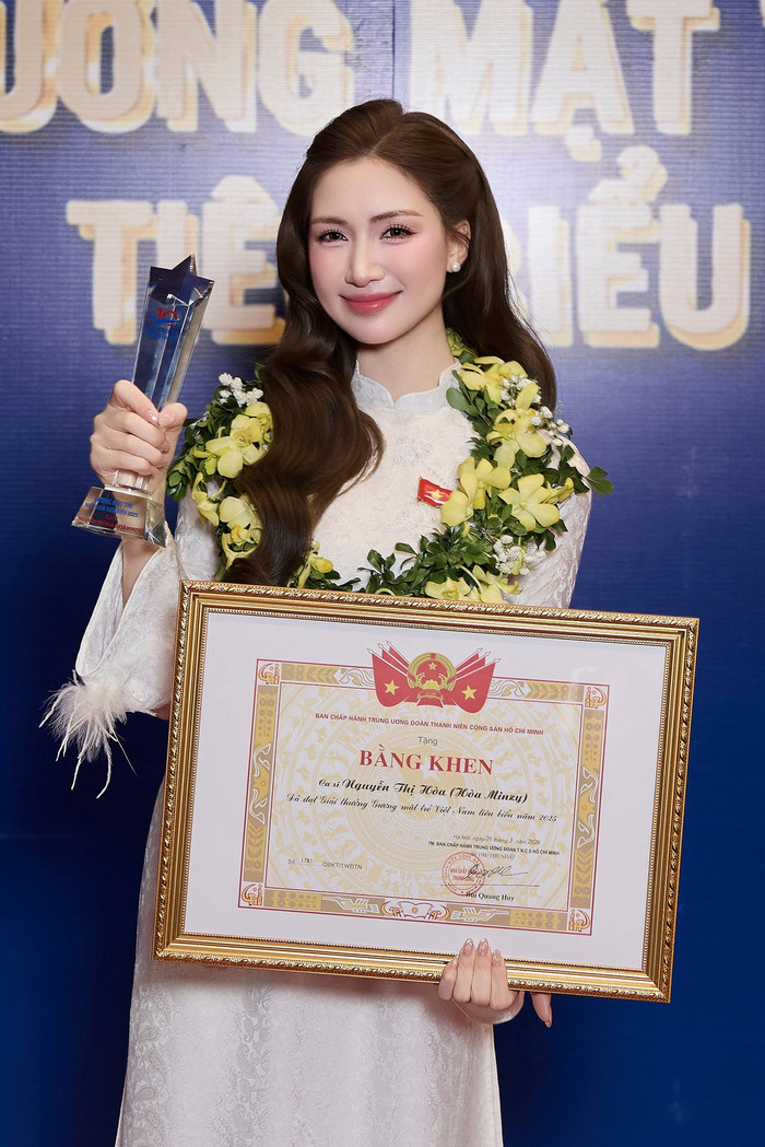 Hòa Minzy đã nhận được Giải thưởng Gương mặt trẻ Việt Nam tiêu biểu năm 2025. Ảnh: FBNV