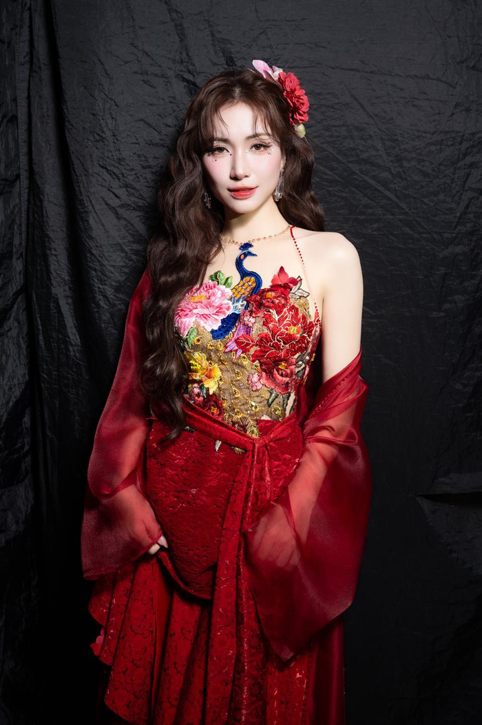 Hòa Minzy được gia đình hết mực quan tâm trong hành trình làm nghề. Ảnh: FBNV