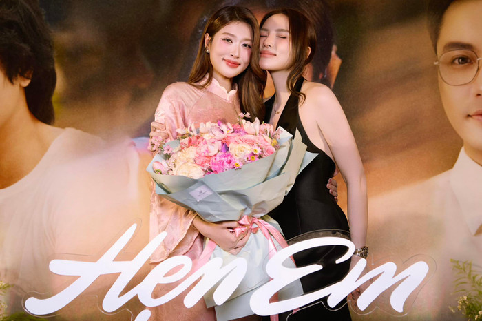 Kỳ Duyên không ngần ngại thể hiện sự thân thiết dành cho Thiên Ân. Ảnh: FBNV