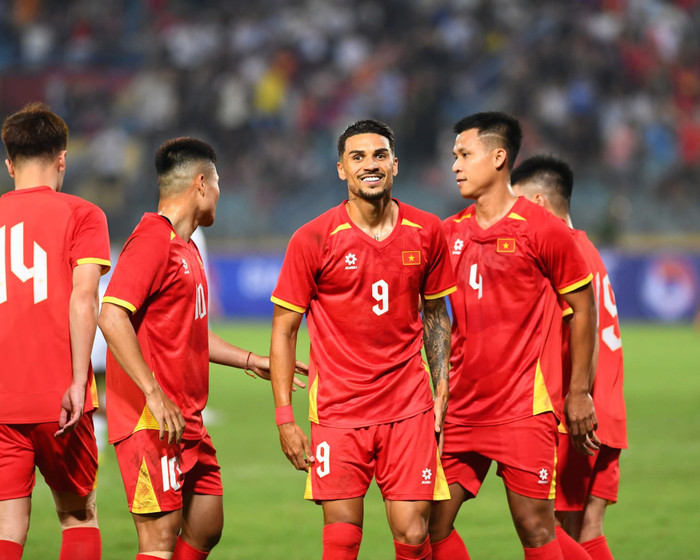 Đỗ Hoàng Hên ra mắt tuyển Việt Nam. Ảnh: Hà Nội FC