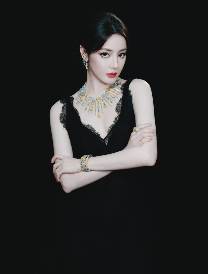 Địch Lệ Nhiệt Ba từng tự tin về ngoại hình trong quá khứ. Ảnh: Weibo