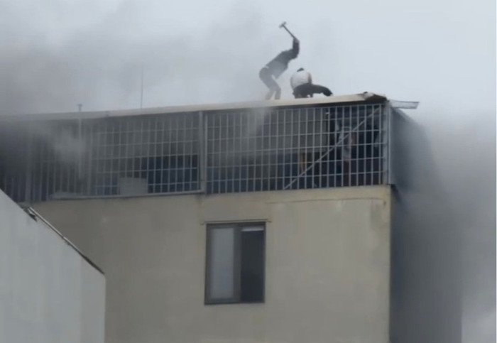 Những 'người hùng' dũng cảm cứu nạn nhân mắc kẹt trong vụ cháy.