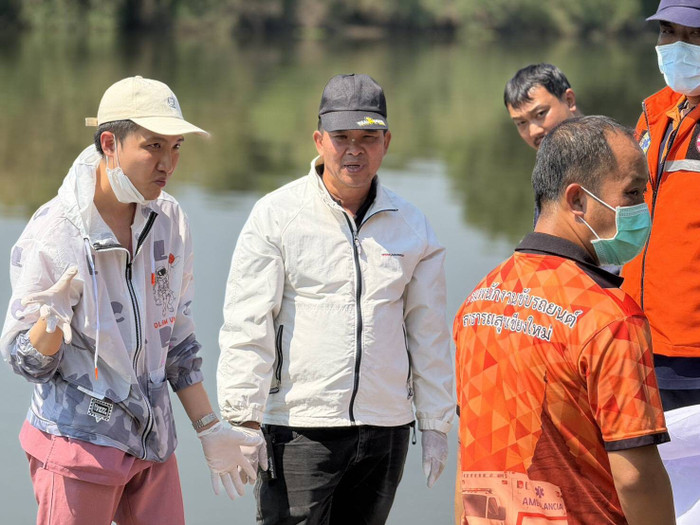 Lội sông bắt cá, người dân kinh hoàng khi mò được thứ dưới lớp bùn Ảnh 2