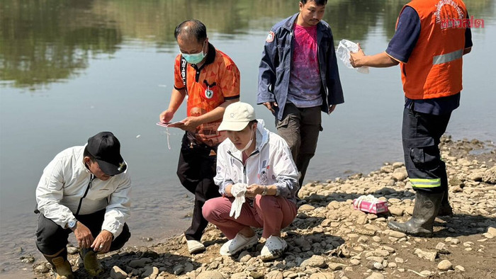 Lội sông bắt cá, người dân kinh hoàng khi mò được thứ dưới lớp bùn Ảnh 1