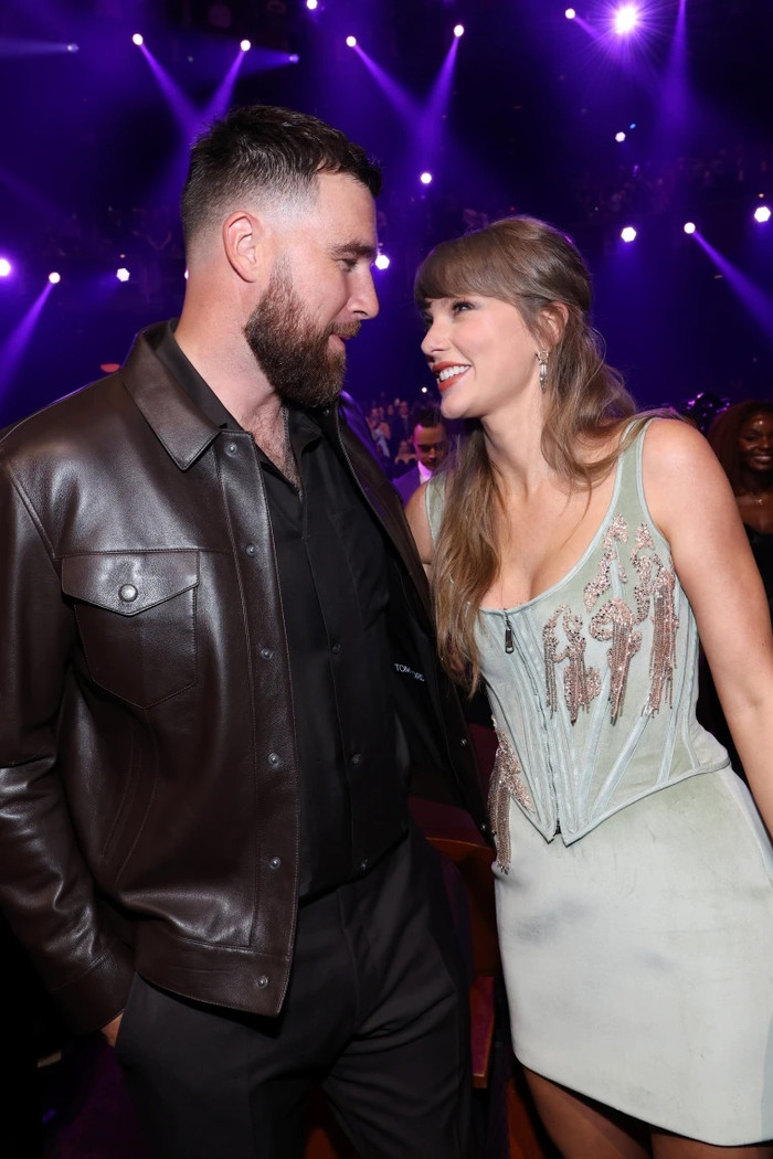 Taylor Swift và Travis Kelce 'chiếm sóng' tại iHeartRadio Music Awards 2026 Ảnh 3