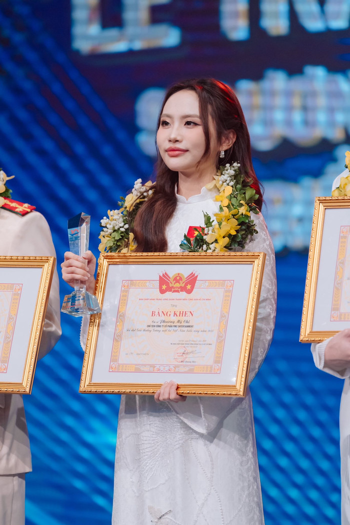 Phương Mỹ Chi nhận giải thưởng 'Gương Mặt Trẻ Việt Nam Triển Vọng'. Nguồn: Phương Mỹ Chi.