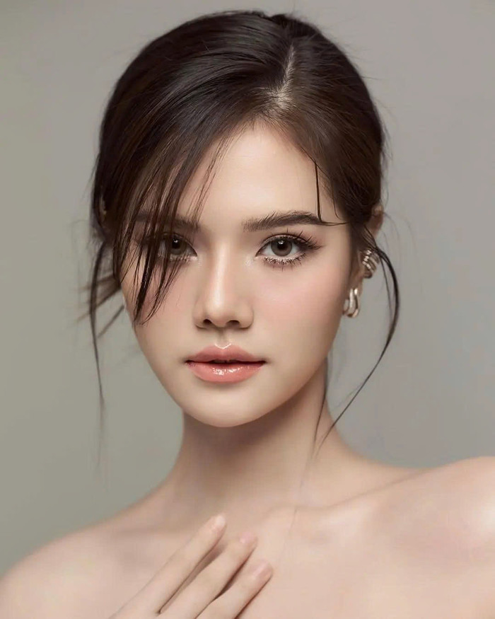 Năm ngoái, Miss Grand Lamphun giúp mẹ chữa bệnh nhờ tham gia bán hàng ở cuộc thi. Ảnh: IGNV