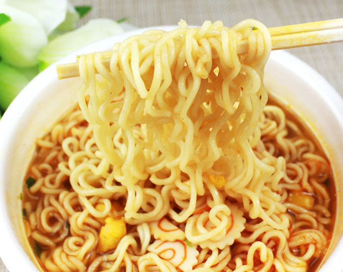 Mì ly là món ăn vừa rẻ, tiện vừa ngon giúp Quốc Trường 'chinh phục' được Ngọc Trinh. (Ảnh minh họa từ Internet)