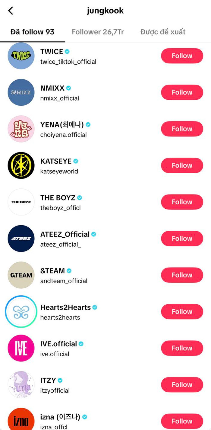 Nam ca sĩ không ngần ngại nhấn follow các nhóm nhạc đình đám trong nước.