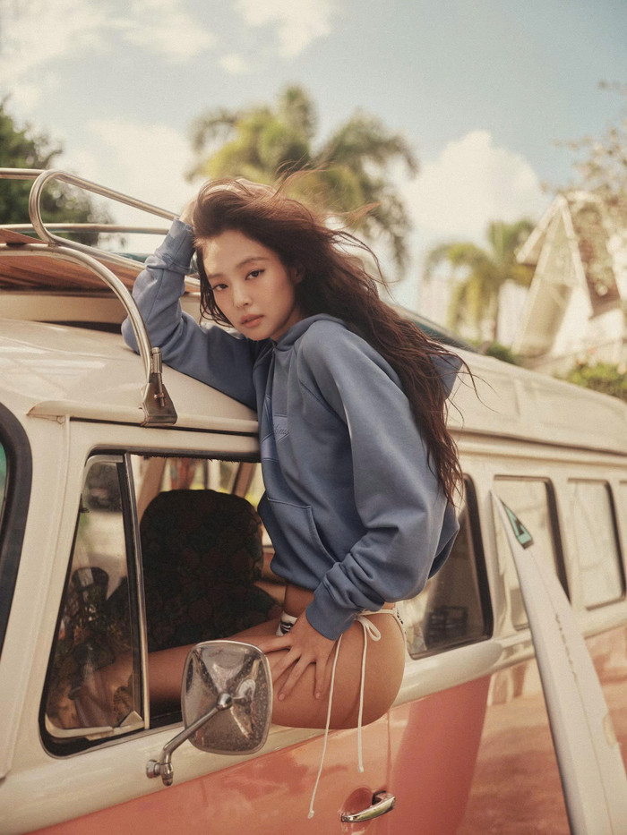 Jennie tự tin tạo dáng trong concept mang hơi thở mùa hè. Ảnh: ELLE