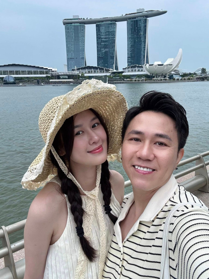 Anh Đức 'khóa môi' vợ hot girl kém 12 tuổi ở Hàn Quốc Ảnh 4