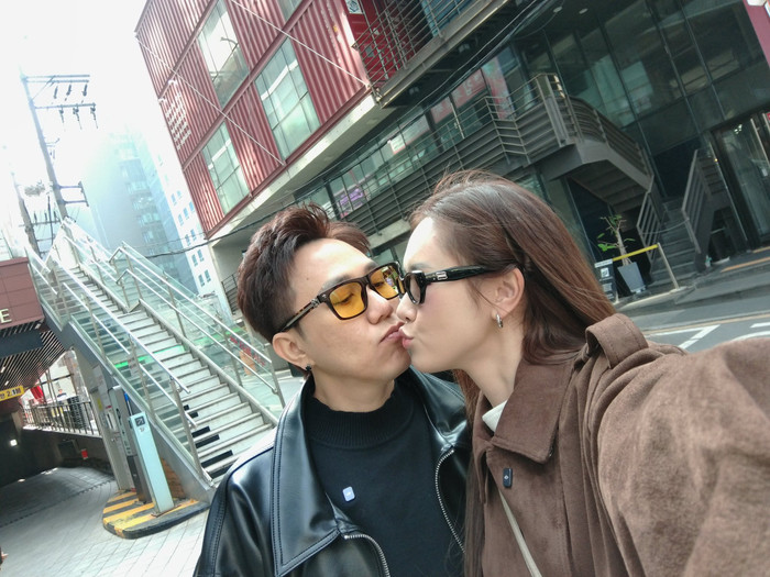 Anh Đức và vợ kém 12 tuổi ngọt ngào bày tỏ tình cảm trong chuyến du lịch.