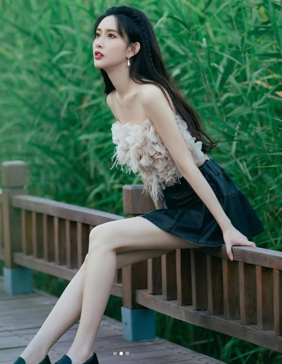 Nữ diễn viên thu hút khán giả bởi vẻ đẹp thanh tú cùng vóc dáng cân đối.&nbsp;