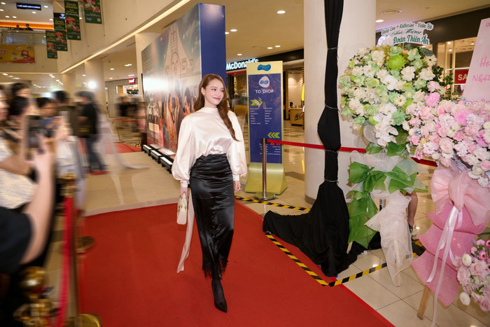 Vóc dáng thon gọn của nữ diễn viên gây chú ý dù mới sinh con thứ ba. Ảnh: FBNV