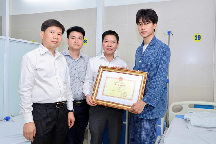 Hình ảnh nam sinh Nguyễn Lê Tú nhận bằng khen.