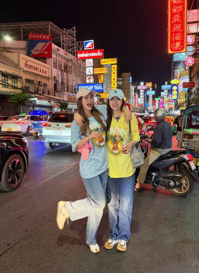 Kỳ Duyên và Thiên Ân chú ý nhờ gu thời trang đồng điệu trong chuyến du lịch Thái Lan. Ảnh: FBNV