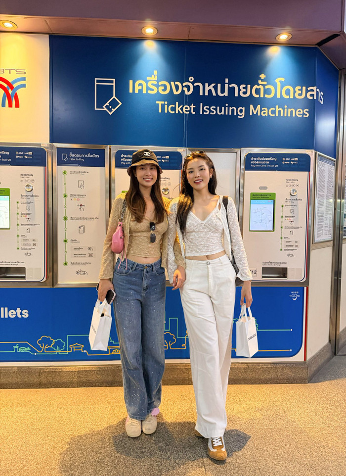 Hai nàng hậu cùng diện một kiểu áo. Ảnh: FBNV