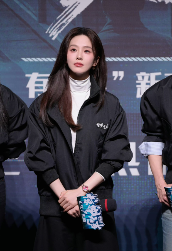 Hình ảnh Lưu Thi Thi cho thấy sự tập trung và chuyên nghiệp trong diễn xuất