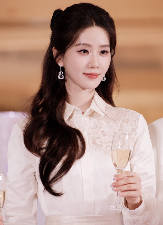 Lưu Thi Thi giữ vững phong thái thanh thoát và hình ảnh ngôi sao hàng đầu ở tuổi 39