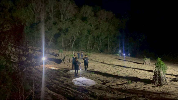 Người phụ nữ bị 2 người đàn ông khiêng lên núi rồi mất tích, người dân đổ xô đi tìm Ảnh 1