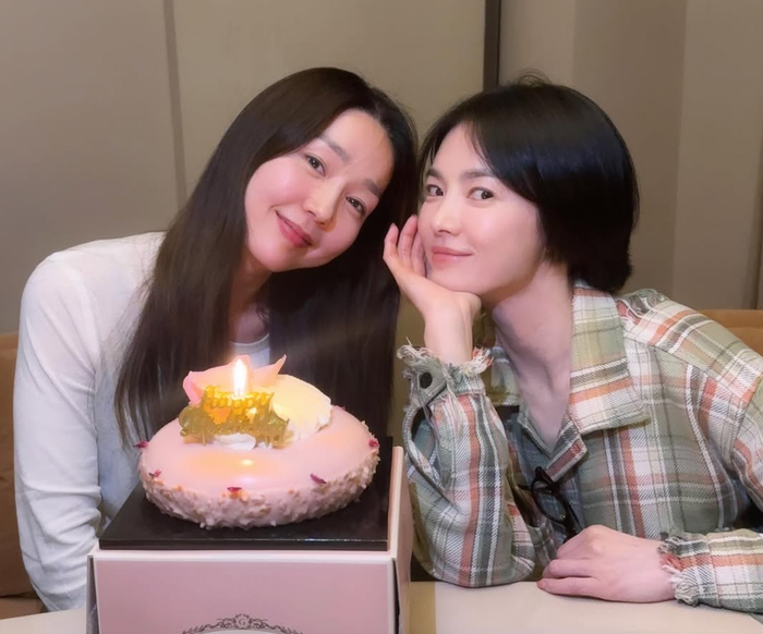 Song Hye Kyo ăn diện giản dị khi đi gặp bạn bè. Ảnh: IGNV