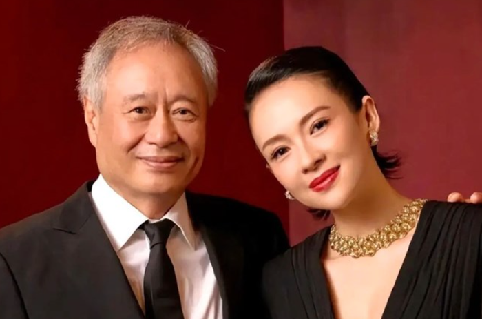 Đạo diễn Lý An và diễn viên Chương Tử Di, bộ đôi lừng danh hứa hẹn sẽ mang đến góc nhìn nhân văn và sâu sắc về thân phận người nhập cư trong dự án điện ảnh mới. - Ảnh: Sohu