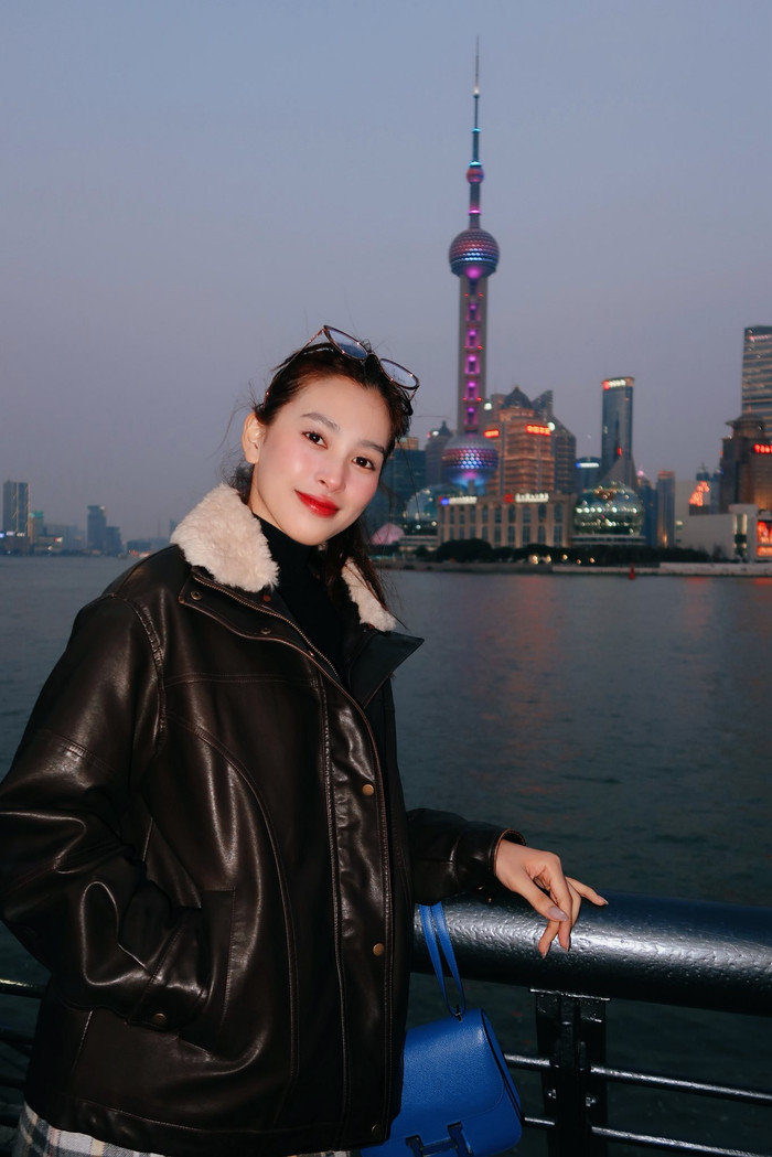 Tiểu Vy thoải mái khoe mặt mộc trong cuộc sống đời thường. Ảnh: FBNV