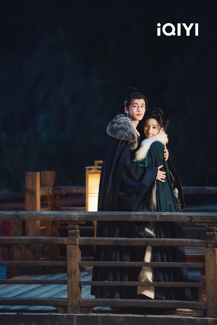 Trục Ngọc là tác phẩm cổ trang kết hợp yếu tố quyền mưu và tình cảm, với sự tham gia của Trương Lăng Hách và Điền Hi Vi. Phim xoay quanh nữ đồ tể Phàn Trường Ngọc vô tình cứu giúp Hầu gia Tạ Chinh và bước vào cuộc hôn nhân giả, từ đó cùng nhau chinh chiến và tìm lại công lý; phát sóng từ đầu năm 2026, tác phẩm nhanh chóng thu hút sự quan tâm với điểm Douban khởi điểm khoảng 6.8.