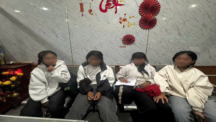 Công an xã Đam Rông 4 đón các cháu tại văn phòng nhà xe&nbsp;