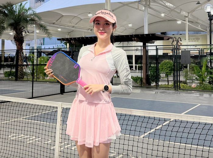 Huyền My buồn bã khi gặp sự cố sức khoẻ. Ảnh: FBNV