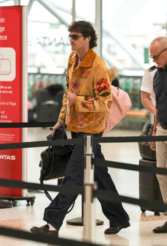 7 bộ trang phục giúp người nổi tiếng tỏa sáng ngay tại sân bay Ảnh 2