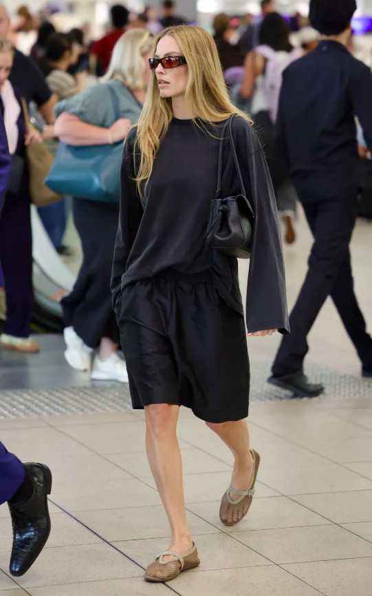 7 bộ trang phục giúp người nổi tiếng tỏa sáng ngay tại sân bay Ảnh 1