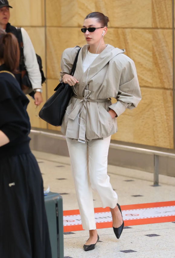 7 bộ trang phục giúp người nổi tiếng tỏa sáng ngay tại sân bay Ảnh 3