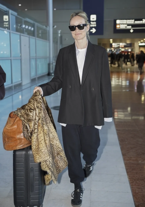 7 bộ trang phục giúp người nổi tiếng tỏa sáng ngay tại sân bay Ảnh 6