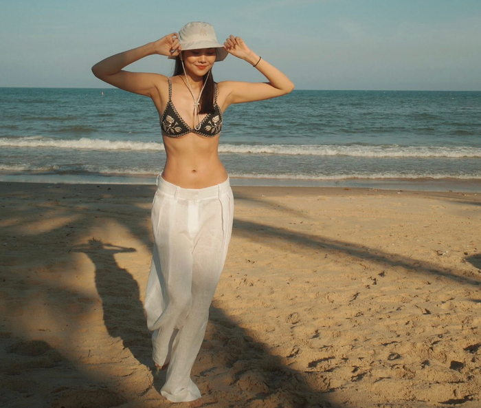 Thanh Hằng khoe body gợi cảm ở bãi biển thơ mộng. Ảnh: FBNV