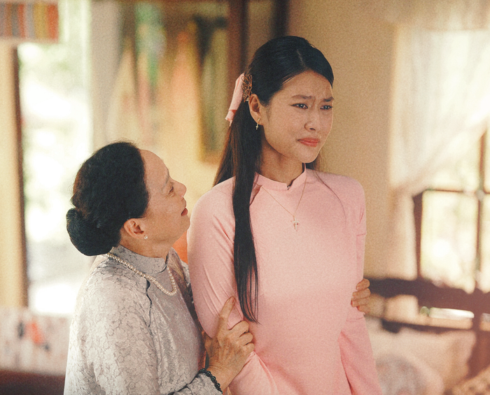 Không cần nhiều cao trào, tác phẩm vẫn giữ được sức hút nhờ cách kể chân thành, đan xen giữa hiện tại và ký ức.