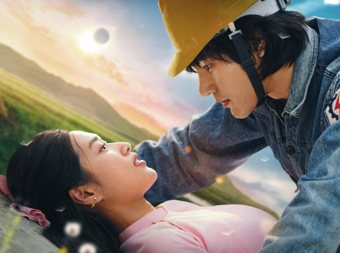 Dự kiến khởi chiếu từ ngày 03/04/2026, Hẹn Em Ngày Nhật Thực là lựa chọn phù hợp với những ai yêu thích những câu chuyện tình nhẹ nhàng, sâu lắng.