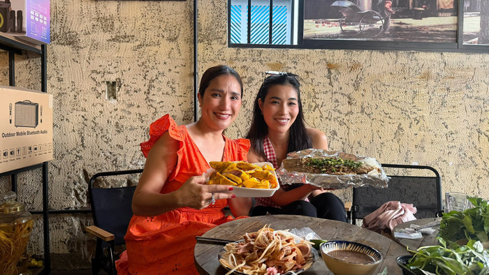 Nghệ sĩ Cát Tường cùng người bạn trong buổi tiệc chia tay tại quán cafe trước khi cô ngừng kinh doanh.