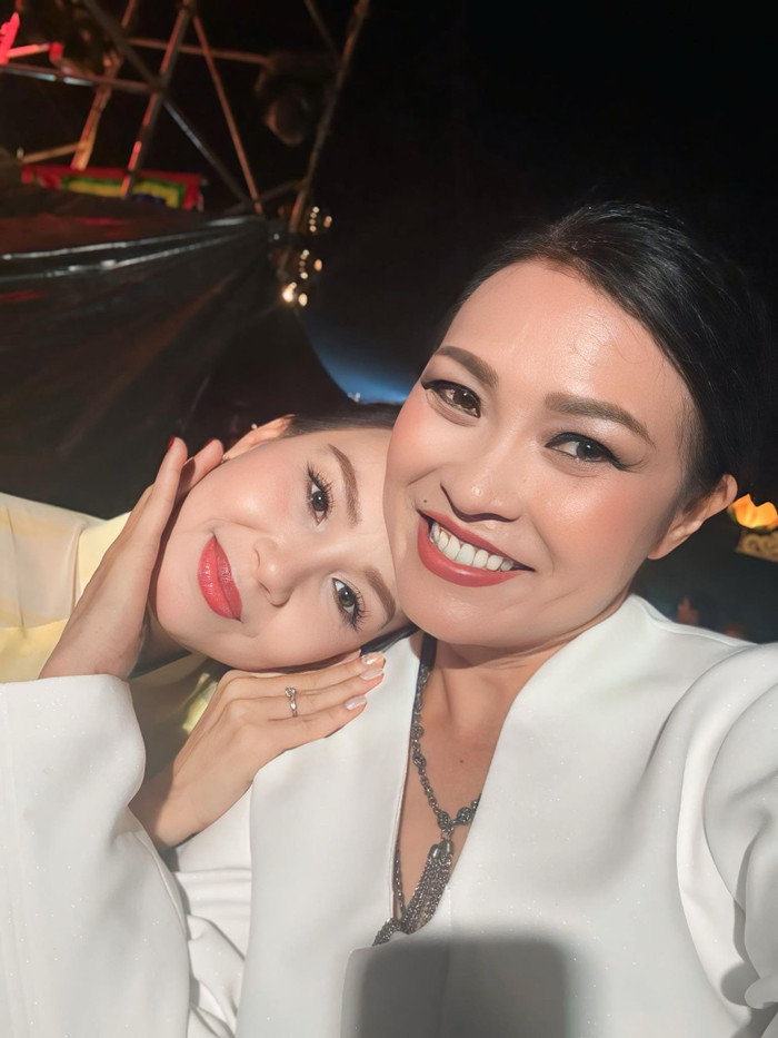 Cẩm Ly chia sẻ bức ảnh thân thiết bên cạnh Phương Thanh. Ảnh: FBNV