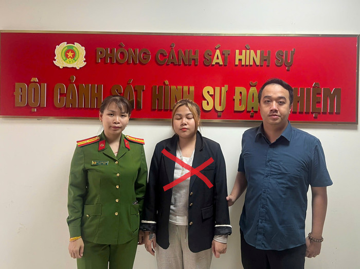 Đối tượng Lê Thị Thuý Hằng (giữa) bị bắt. Ảnh: Công an TP Hải Phòng