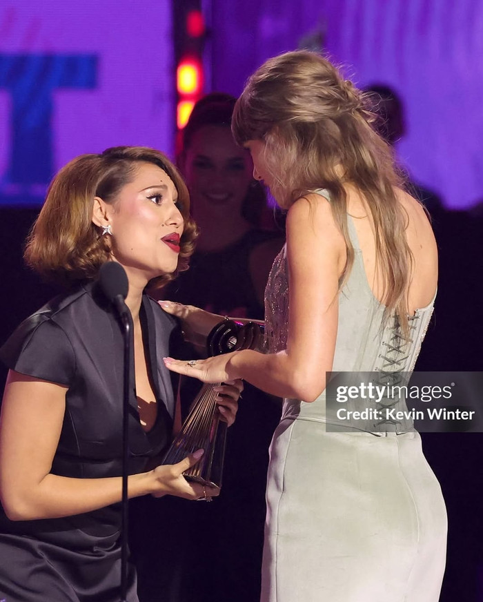 RAYE tiết lộ bí quyết học hỏi từ Taylor Swift Ảnh 4