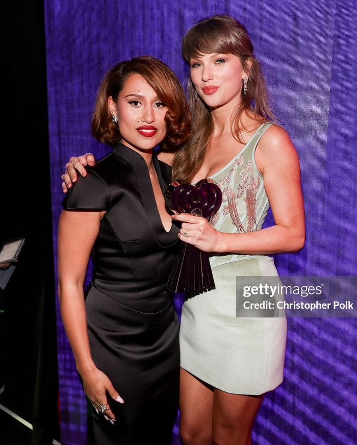 RAYE tiết lộ bí quyết học hỏi từ Taylor Swift Ảnh 2