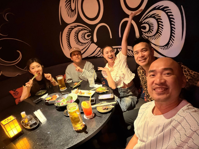 Nhiều khán giả bày tỏ sự yêu thích dành cho nhóm nghệ sĩ Việt.