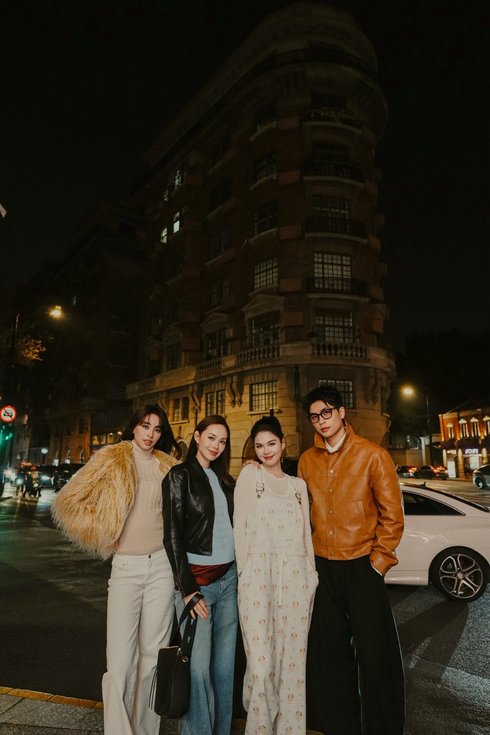Ngọc Trinh cùng Minh Hằng, Tiểu Vy và Quốc Anh trong chuyến công tác tại Thượng Hải (Trung Quốc).