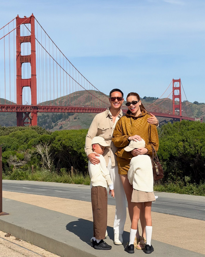 Gia đình nhỏ của Hồ Ngọc Hà chụp ảnh lưu niệm tại địa điểm Cầu Cổng Vàng nổi tiếng.