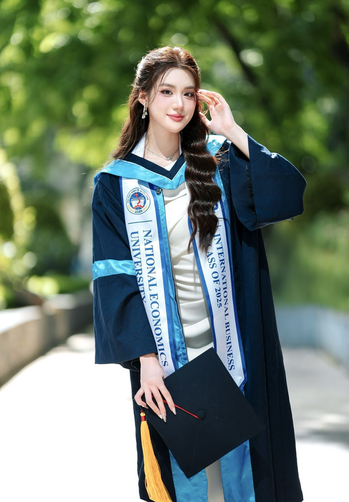 Cô sở hữu thành tích học tập ấn tượng. Ảnh: FBNV