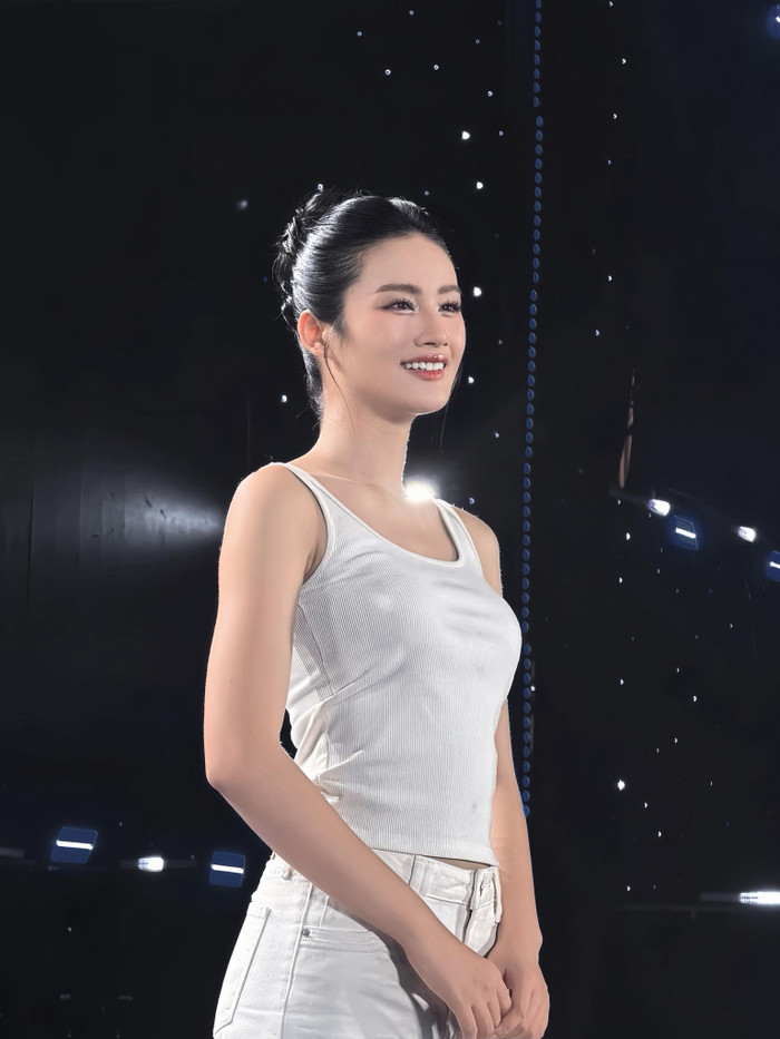 Những giây phút cuối cùng của hoa hậu Ý Nhi với vai trò đương kim Miss World Vietnam 2023. Ảnh: FBNV