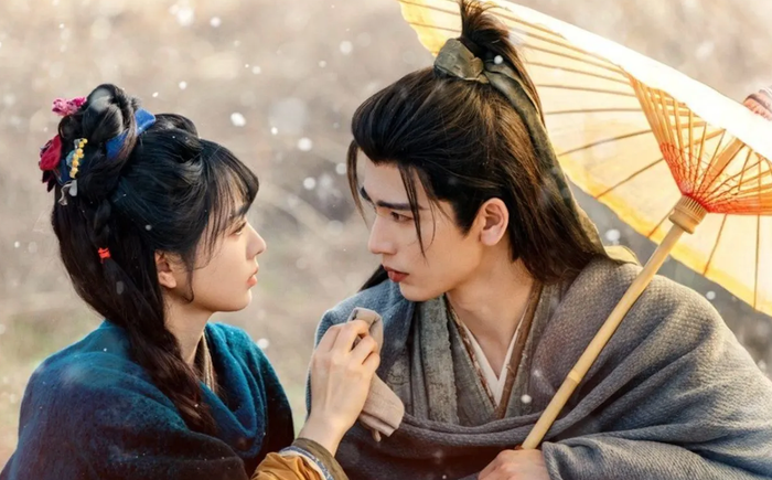 Ra mắt vào tháng 3/2026, bộ phim đang trong giai đoạn phát sóng và nhận được nhiều sự quan tâm. Nội dung xoay quanh hành trình của một cô gái bán ngọc vô tình bị cuốn vào những âm mưu nơi quan trường. Với sự góp mặt của Trương Lăng Hách và Điền Hi Vi, phim ghi điểm nhờ nhịp kể ổn định, đậm chất tình cảm xen lẫn đấu trí.