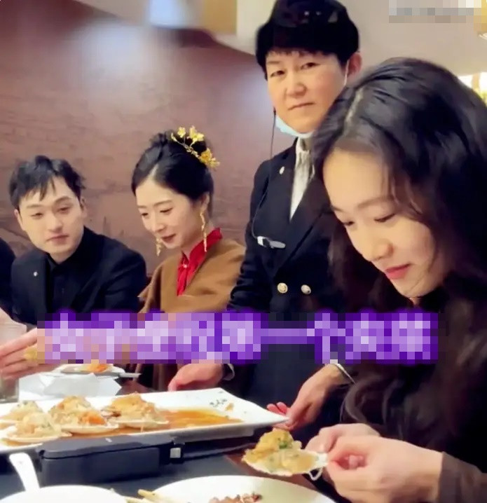 Đi đám cưới bạn thân, người phụ nữ có hành động khiến cô dâu 'đứng hình' Ảnh 1