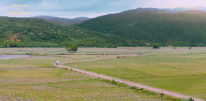 Bối cảnh xóm đạo mang màu sắc hoài niệm thập niên 1990